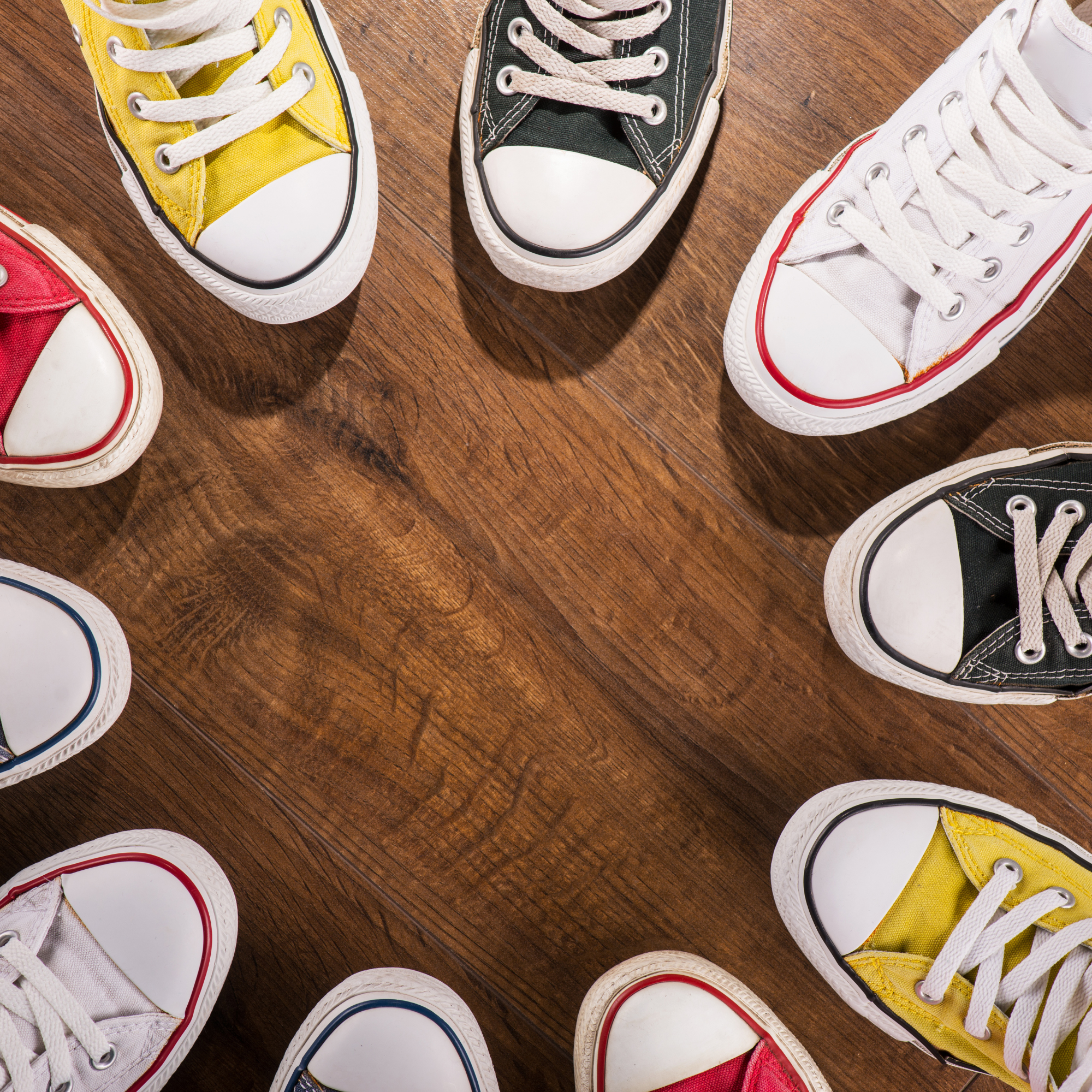 Sneaker im Kreis von oben fotografiert, sinnbildlich für ein System
