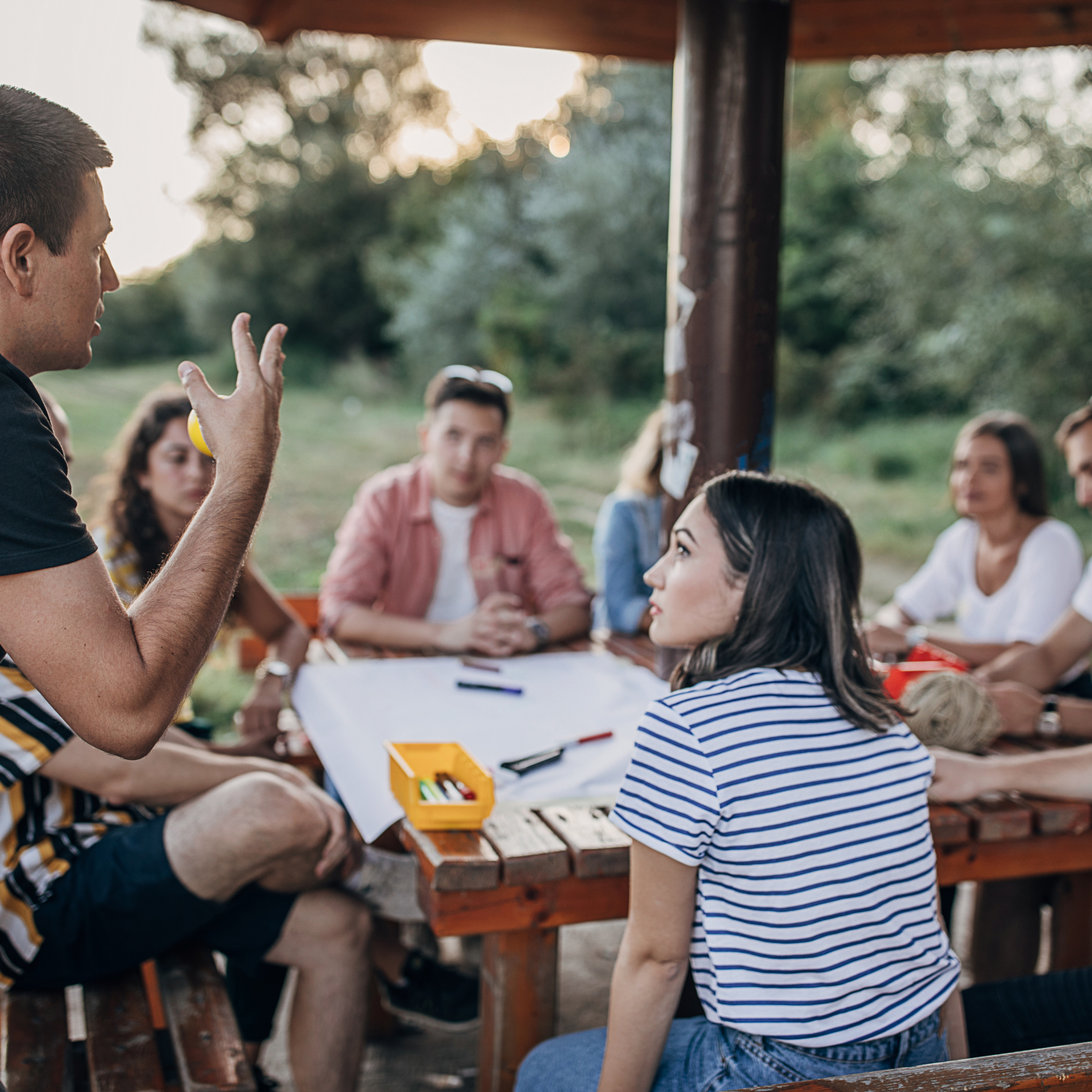 Gruppe bei einer interaktiven Session im Freien